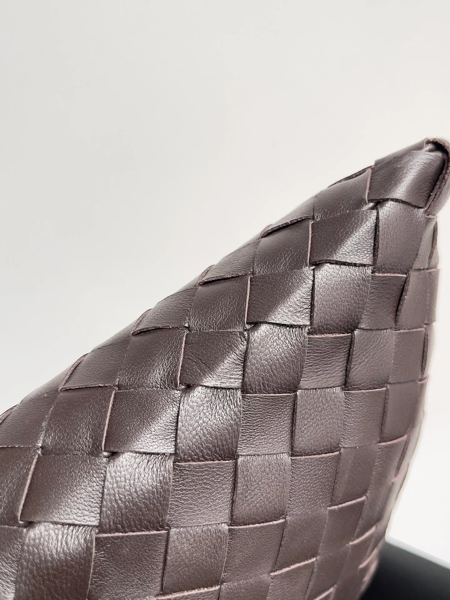 Batch 2160 Recently, I seem to be obsessed with this bag from BV~ The new Hop is really not too beautiful. The whole bag has no seams. The bag body and handles are made of one piece of leather. It embodies the style and essence of Bottega Veneta. It truly represents craftsmanship and creativity. The large size has a very loose and lazy upper body. Big bag lovers will definitely not regret buying it. Style number: 763970 Size: 53*24*13